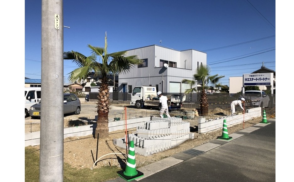 『門扉の工事が進んでいます！次は石工事です！』