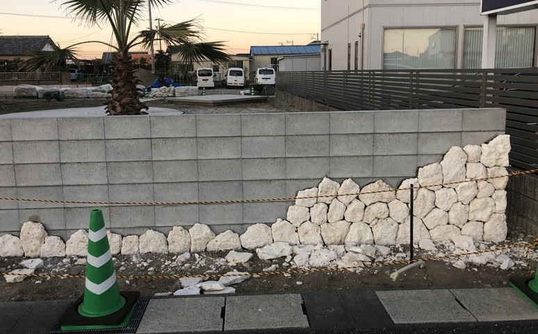 『琉球石灰岩の石貼りが進んでいます！』