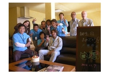 スタッフの誕生日お祝いをしましたヽ(^o^)丿