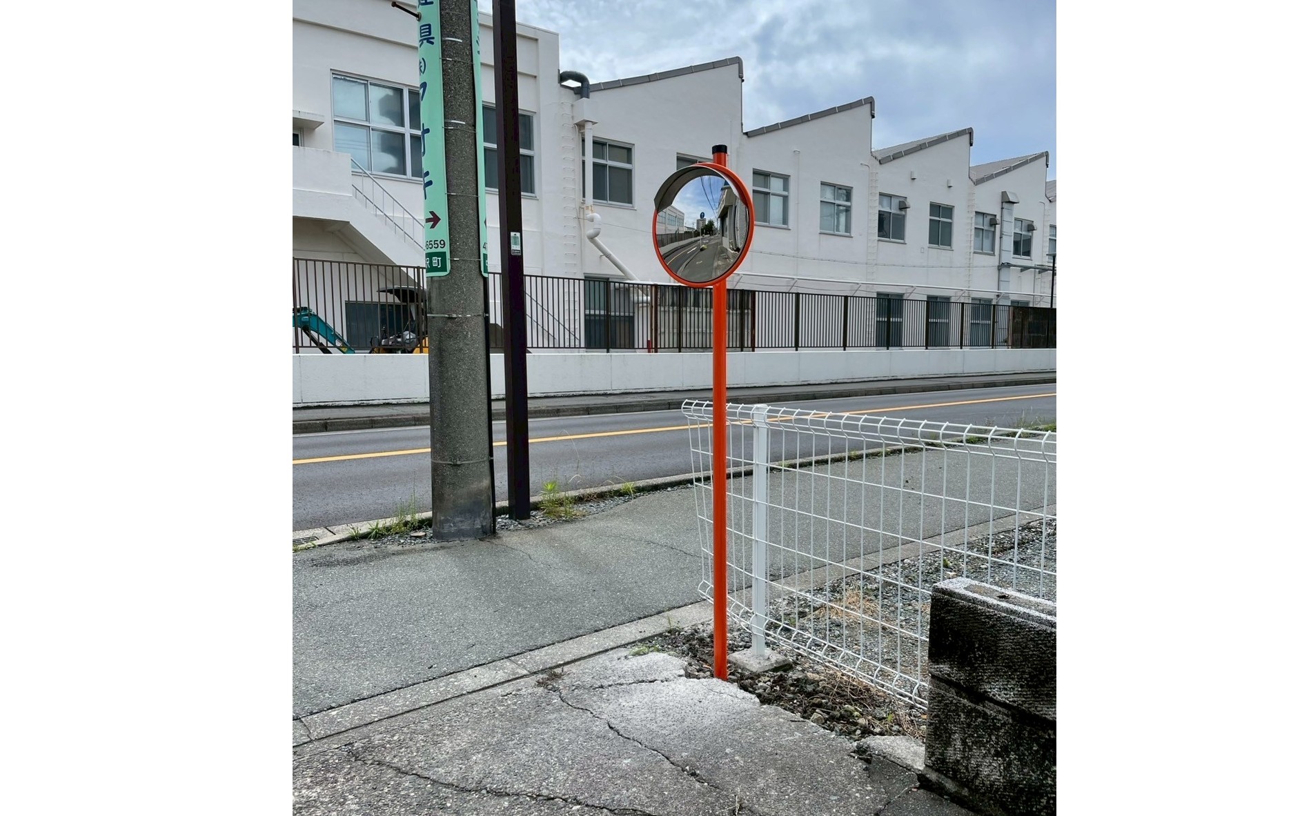 駐車場出入口にミラー設置　浜松　リフォーム