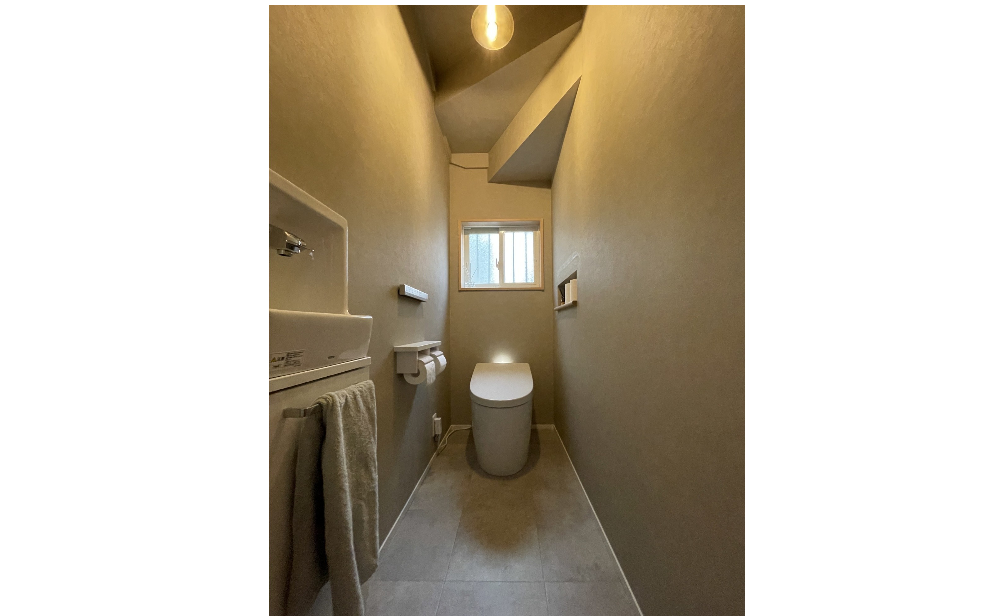 ニッチカウンターにはこだわりの無垢材を使用しています　1.2階トイレリフォーム　浜松　リフォーム
