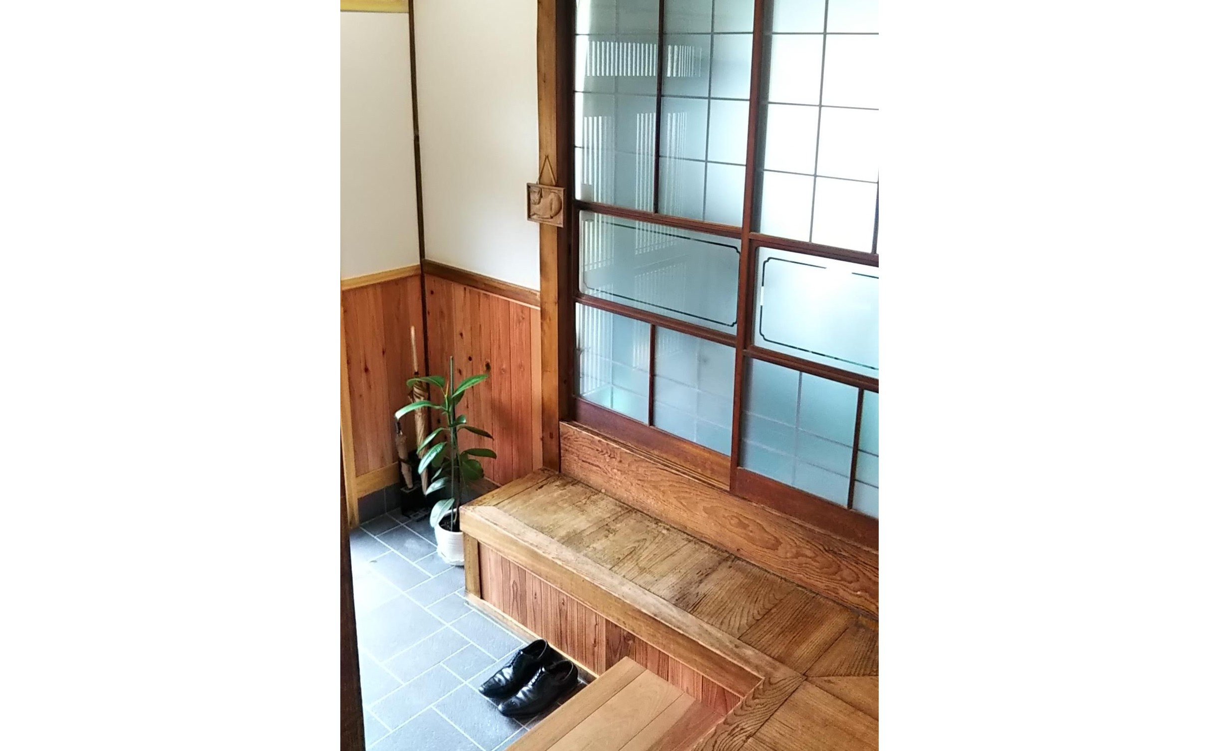 和風と洋風が融合したおしゃれで住みやすい玄関リフォーム Suidobi株式会社 浜松市