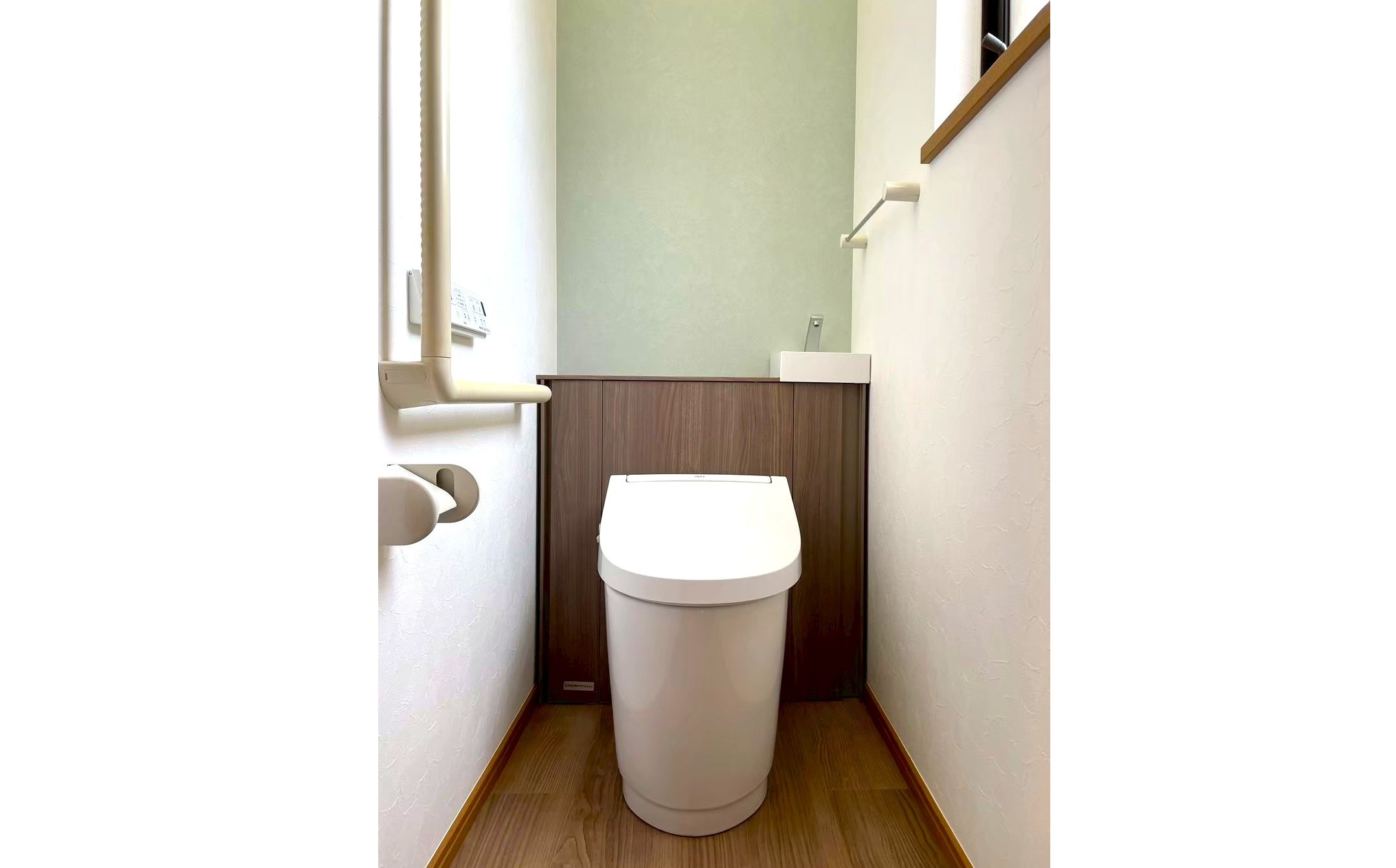 キャビネット付きで見た目すっきりなトイレへ　浜松　リフォーム