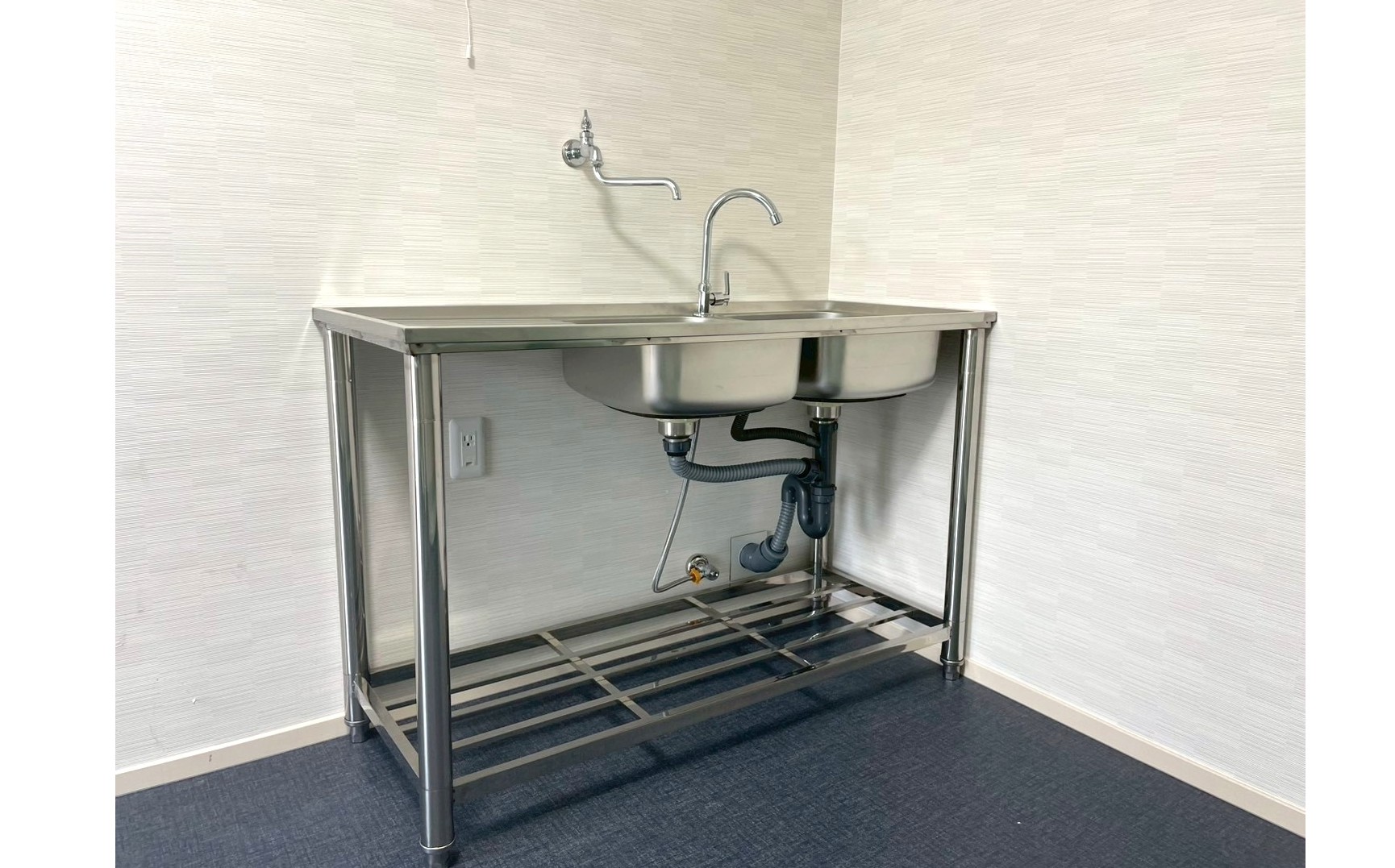 給水・排水管を新設！　シンクが使える作業場になりました　浜松　リフォーム